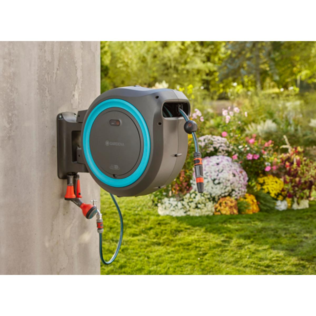 Portamanguera de pared a batería PowerRoll XL 35 m Gardena