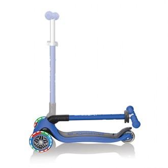 Patinete plegable Primo azul con luces en las ruedas Globber