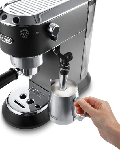 Delonghi Cafetera Bomba Espresso estrecha color negro Dedica EC685.BK