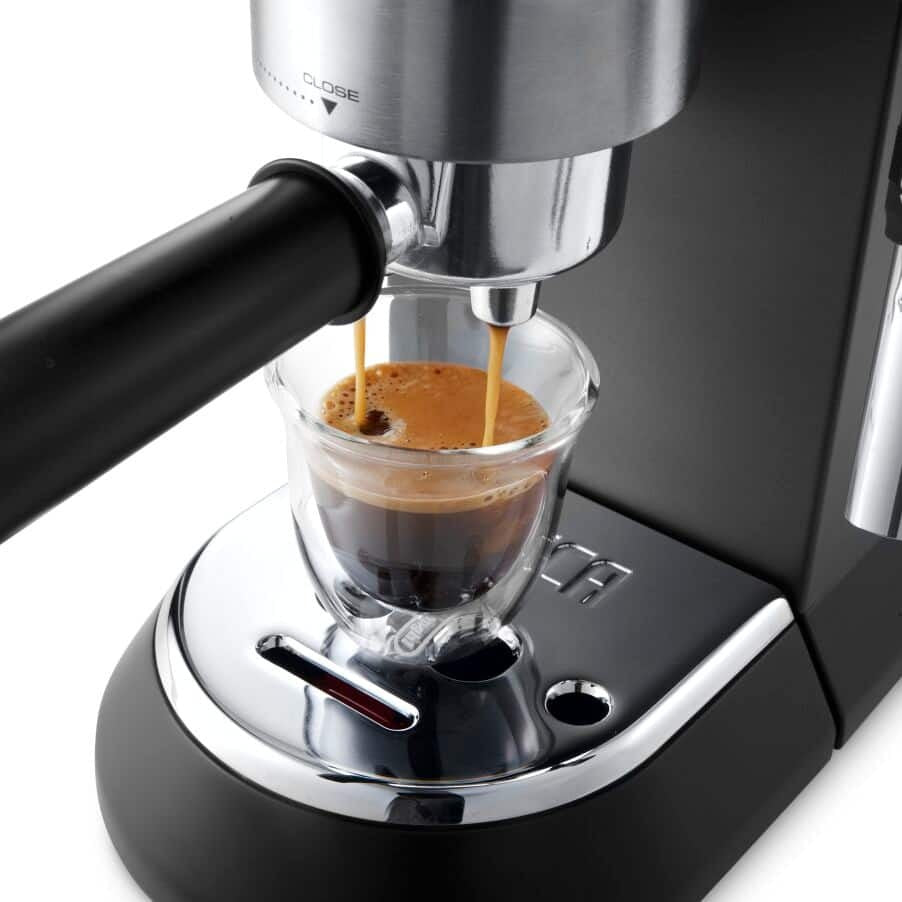Delonghi Cafetera Bomba Espresso estrecha color negro Dedica EC685.BK